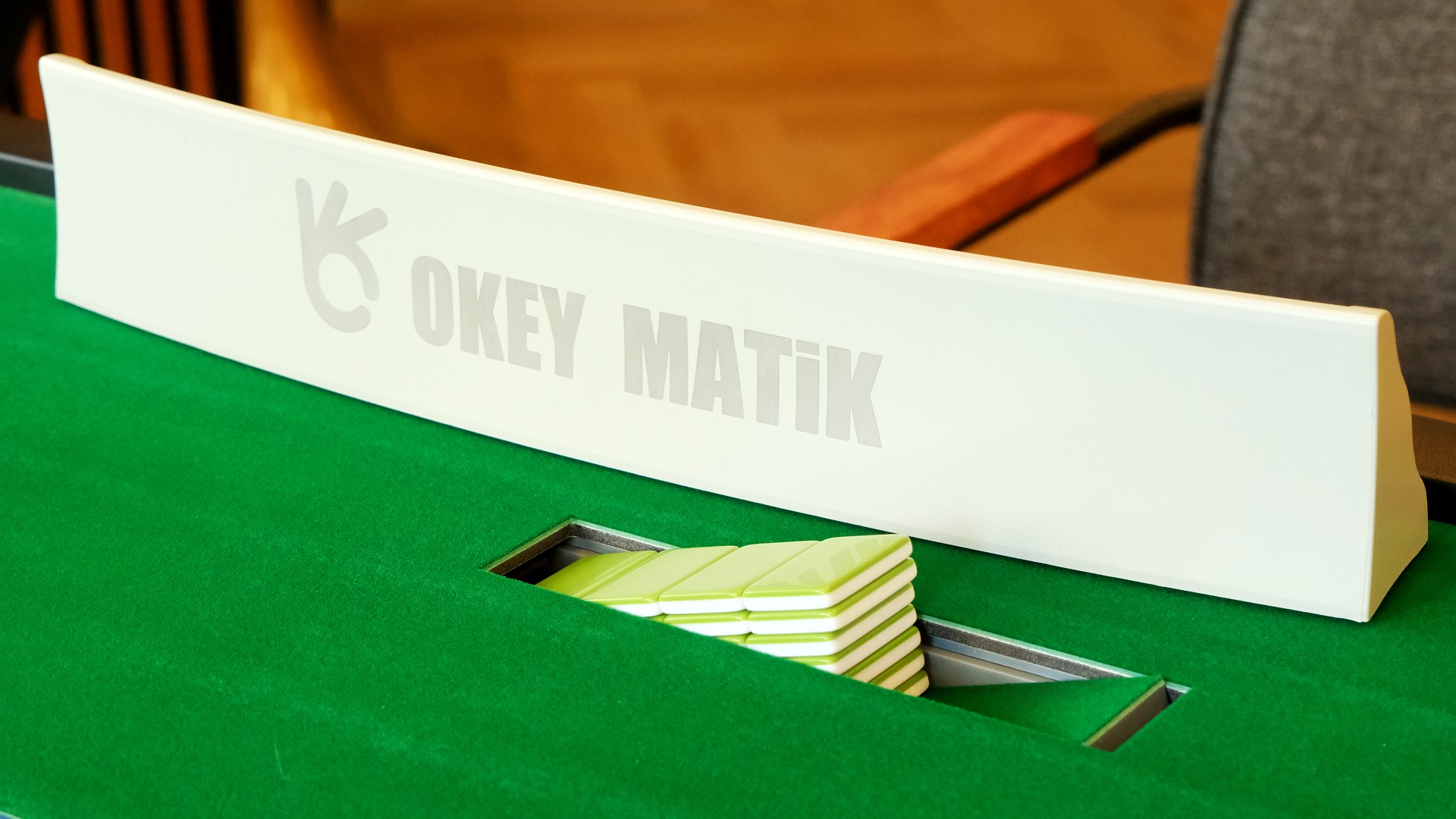 Okeymatik okey makinesi, oyunculara pratik kullanım ve işletmelere prestijli bir oyun alanı sağlar.